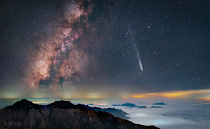 【星空·单幅】云海 银河 彗星，2025-08-02，江西武功山金顶。六万年一轮回的紫金山-Atlas彗星接近地球，仿佛从遥远的宇宙带来星空的密码，壮丽的银河正和彗星一起落向地平线，而海拔1918米之上可见星空下的云海翻腾起伏，只露出一个个山头如星空之路通向深空。云海之下和山头的点点灯光暗示着既渺小又光辉的人类文明世界。